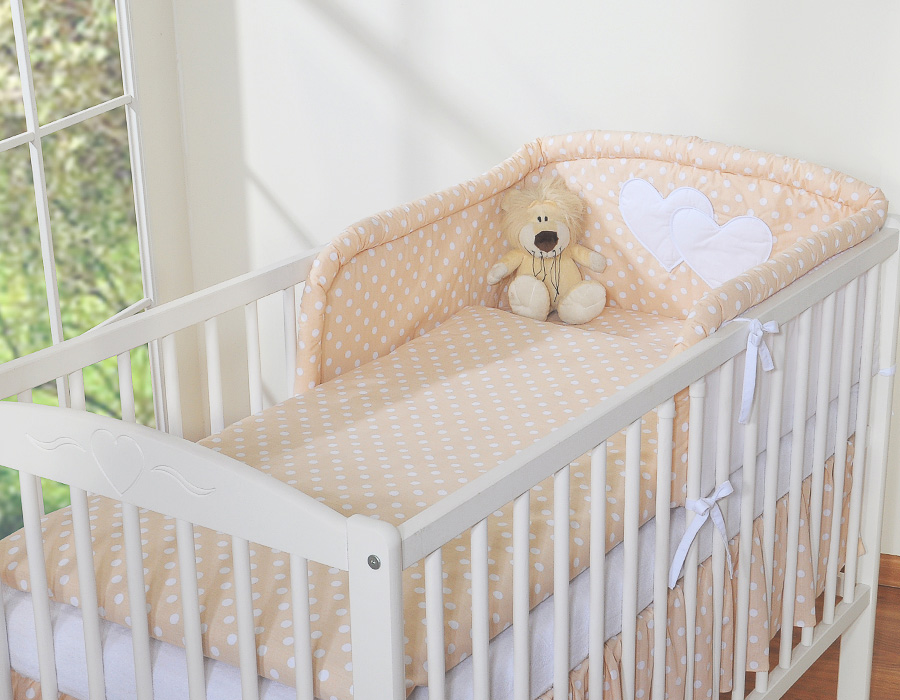 Ochraniacz do łóżeczka na szczebelki uniwersalny - Serduszka białe grochy na beżowym - obrazek 3