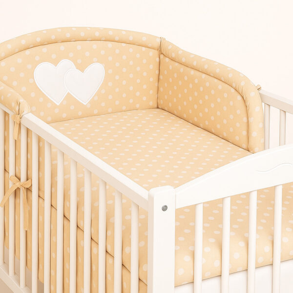 Ochraniacz do łóżeczka na szczebelki uniwersalny - Serduszka białe grochy na beżowym